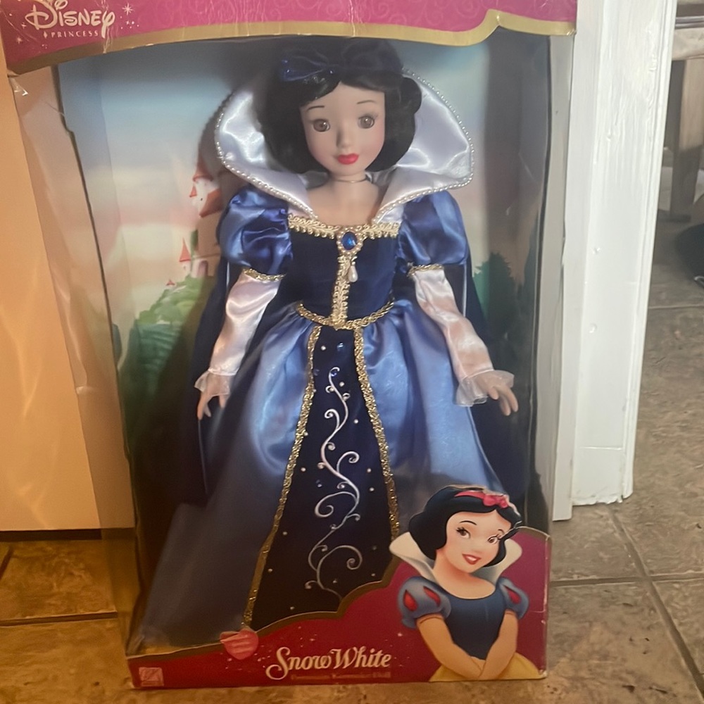 Disney Princess Porcelain Keepsake Doll Snow White